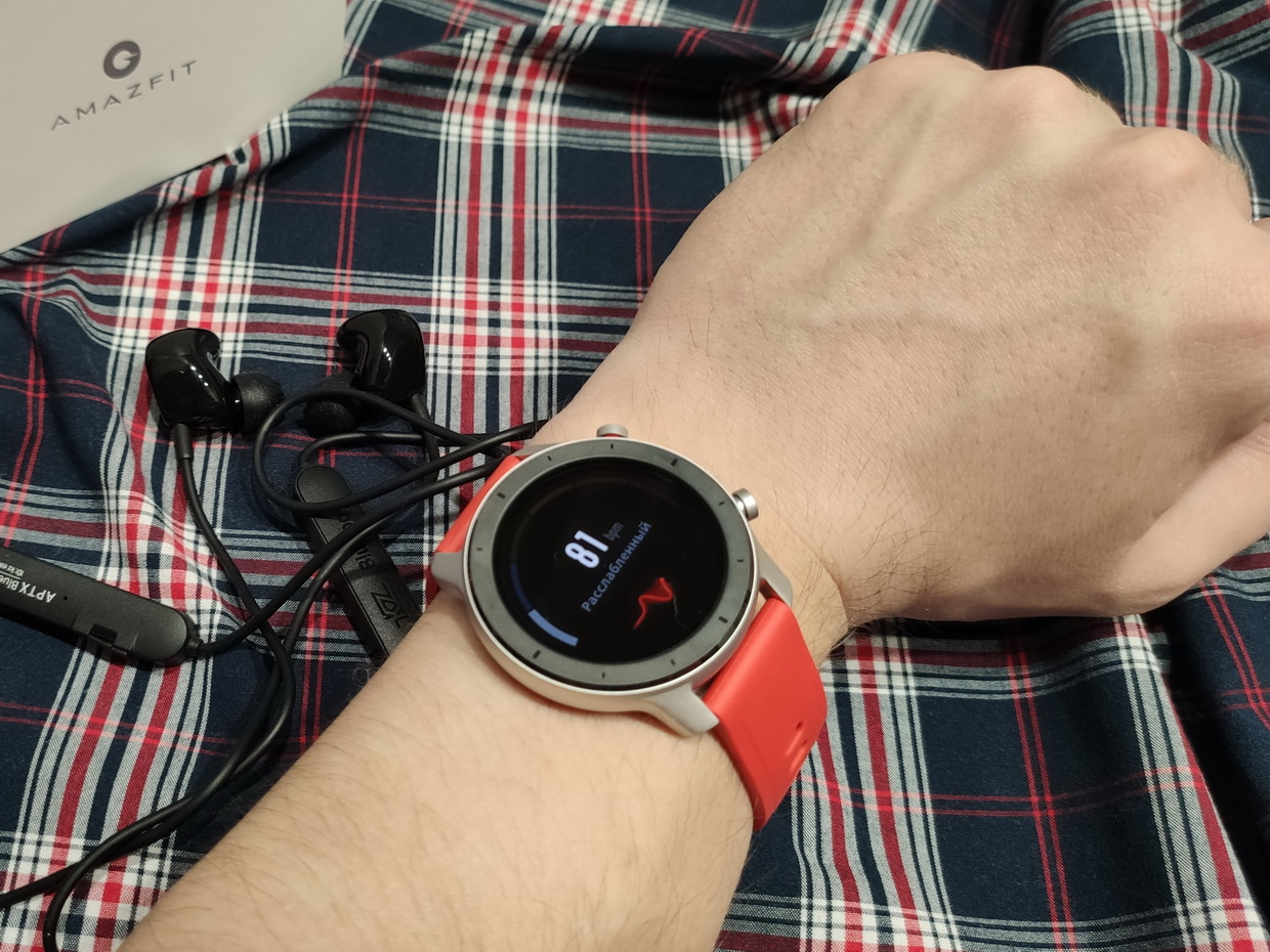 Смарт часы gtr. Xiaomi Amazfit GTR 42mm. Amazfit GTR 42 мм. Часы амазфит GTR 42. Amazfit GTR 42mm на руке.