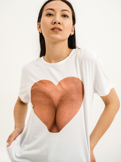 Женская грудь в футболке