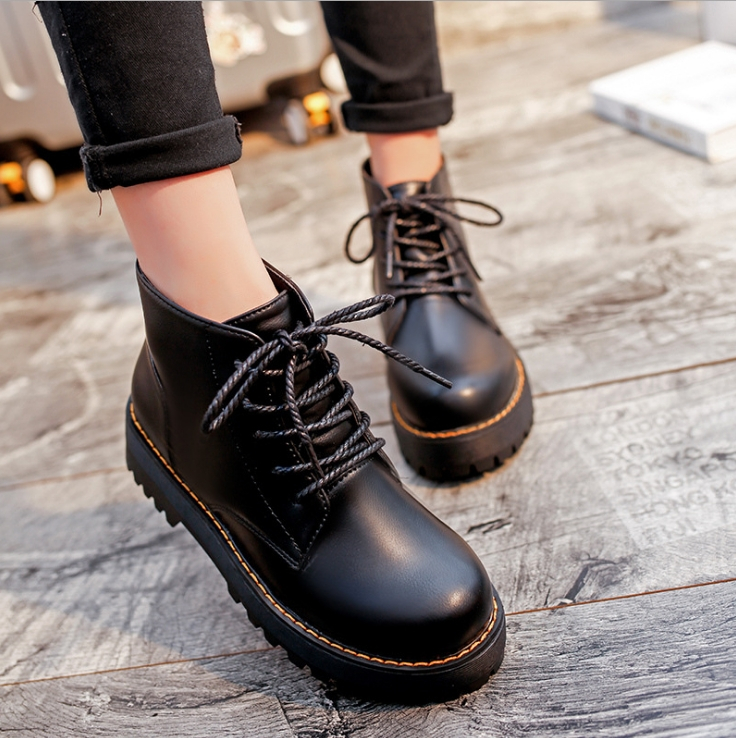 Черные ботинки на шнурках