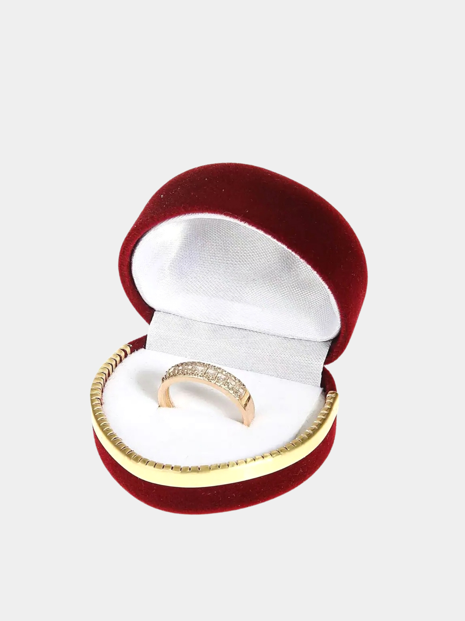 Обручальное кольцо в коробке