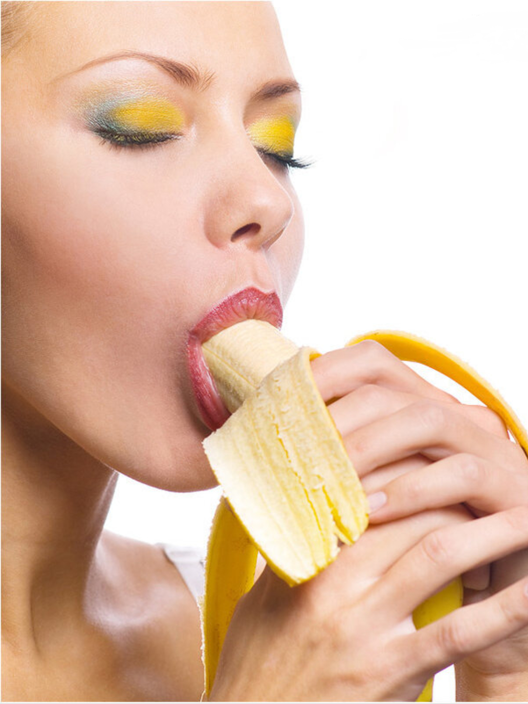 Девушка с бананом. Облизывает банан. Девушка с бананом во рту. Губы и банан.