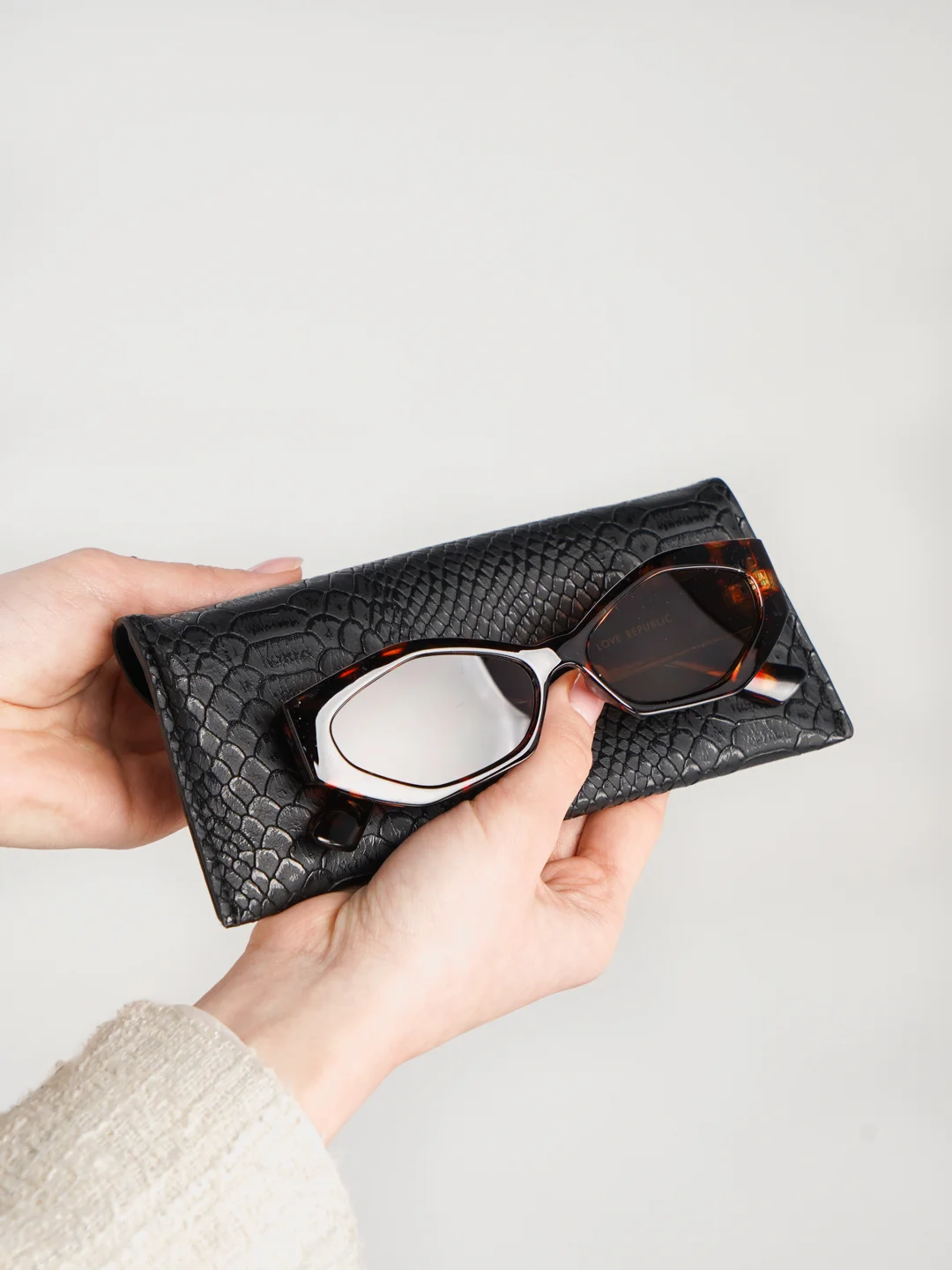 Солнцезащитные очки Love Republic