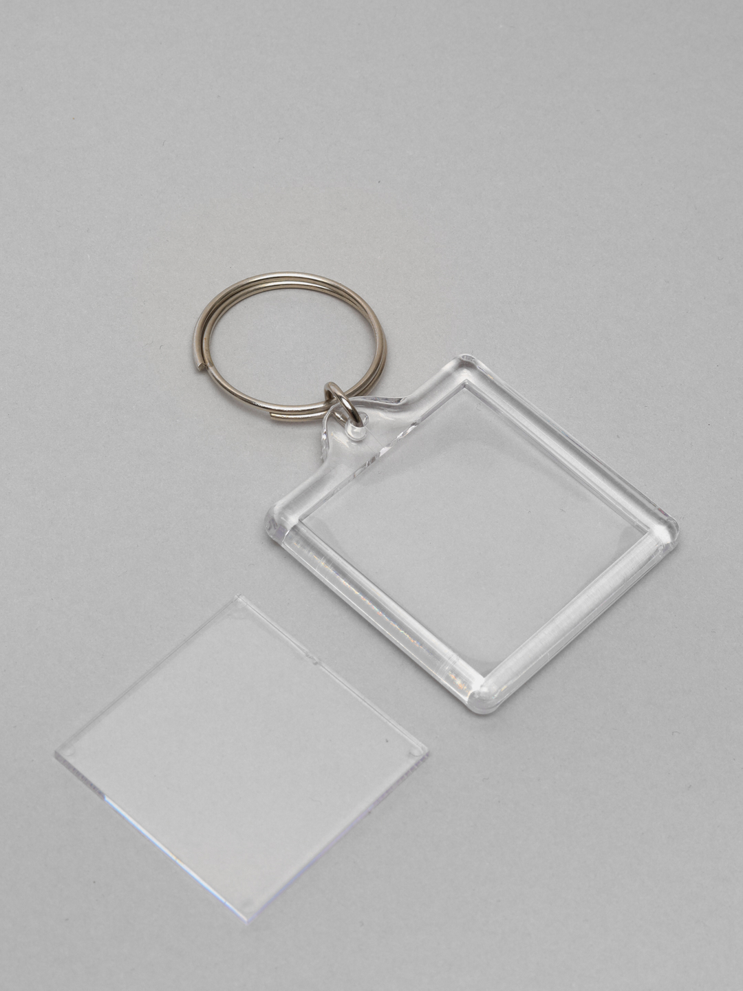 Брелок для ключей пластиковый с бумажной вставкой для QR кода за 37 .