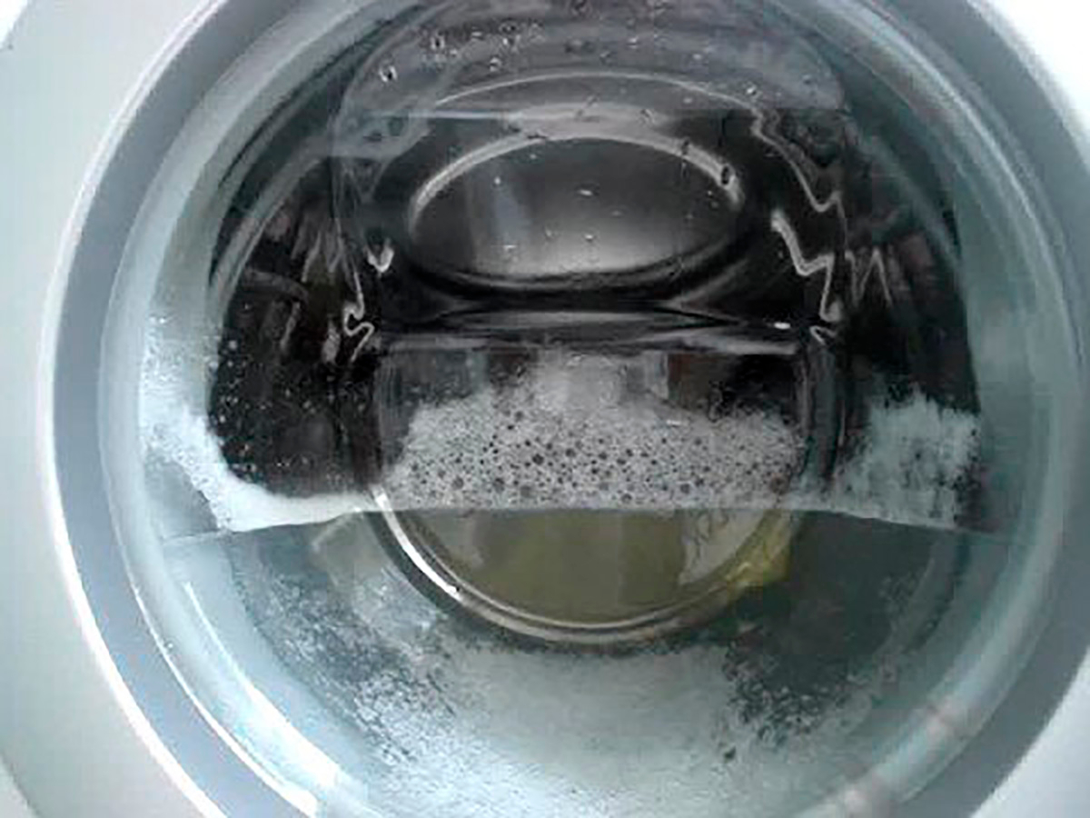 Почему появляется вода в стиральной машине