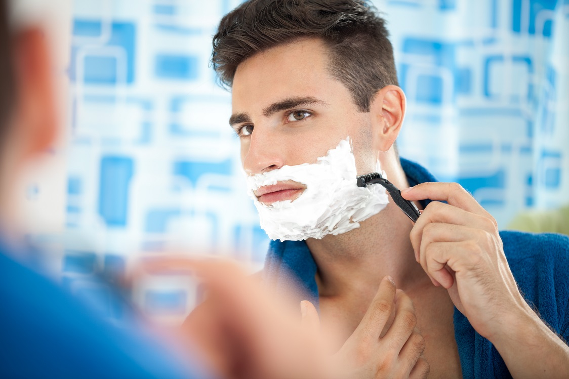 Гладкое бритье. Мужчина бреется. Бритья для мужчин. Мужчина бреет лицо. Бритва для мужчин.
