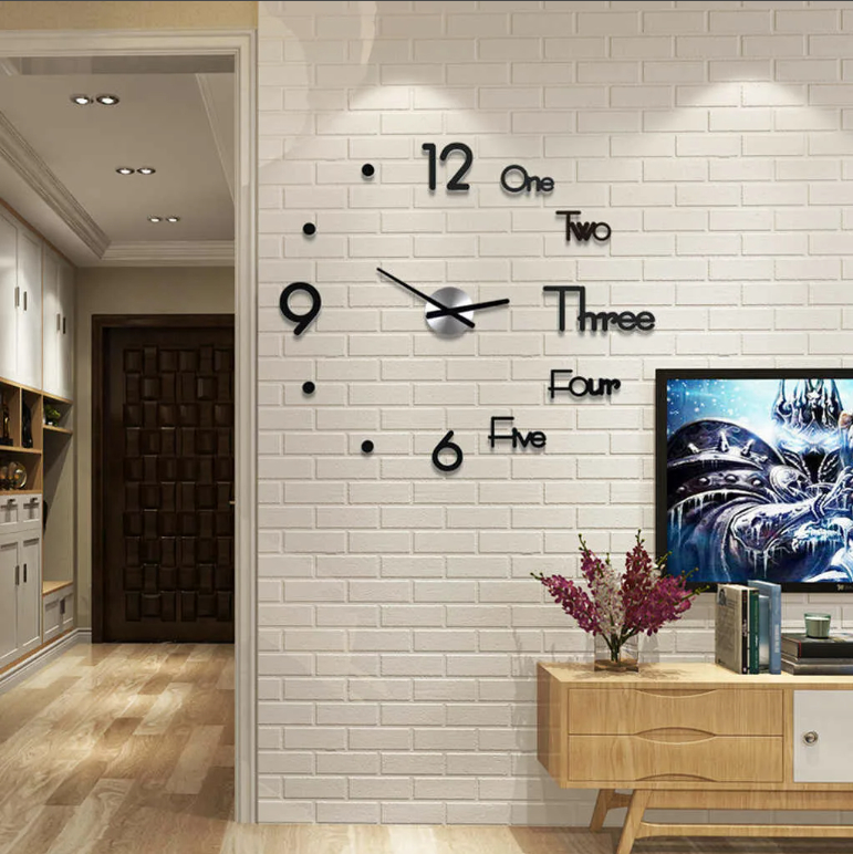 Настенные часы на стене