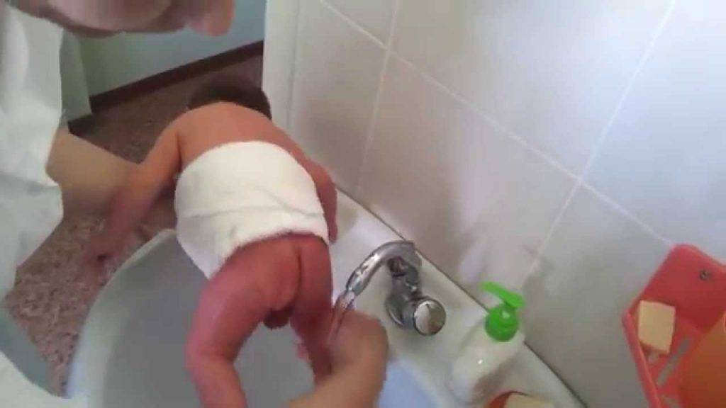 Как подмывать новорожденного мальчика. Подмывание новорожденного. Подмывать новорожденного мальчика. Подмывание новорожденного под краном. Помыть Новороэденную жевочку.