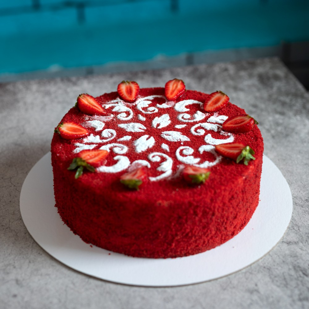 Оформление красного торта. Торта "красный бархат" (Red Velvet).. Red Velvet торт. Красный бархат торт Даханаго. Торт красный бархат Спар.