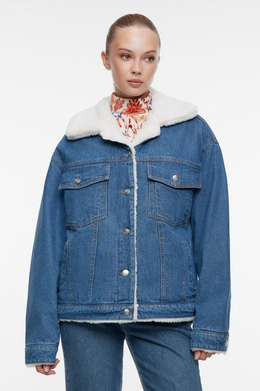 Куртка джинсовая женская Befree оверсайз, с меховой подкладкой и воротомкупить по цене 3205 ₽ в интернет-магазине KazanExpress