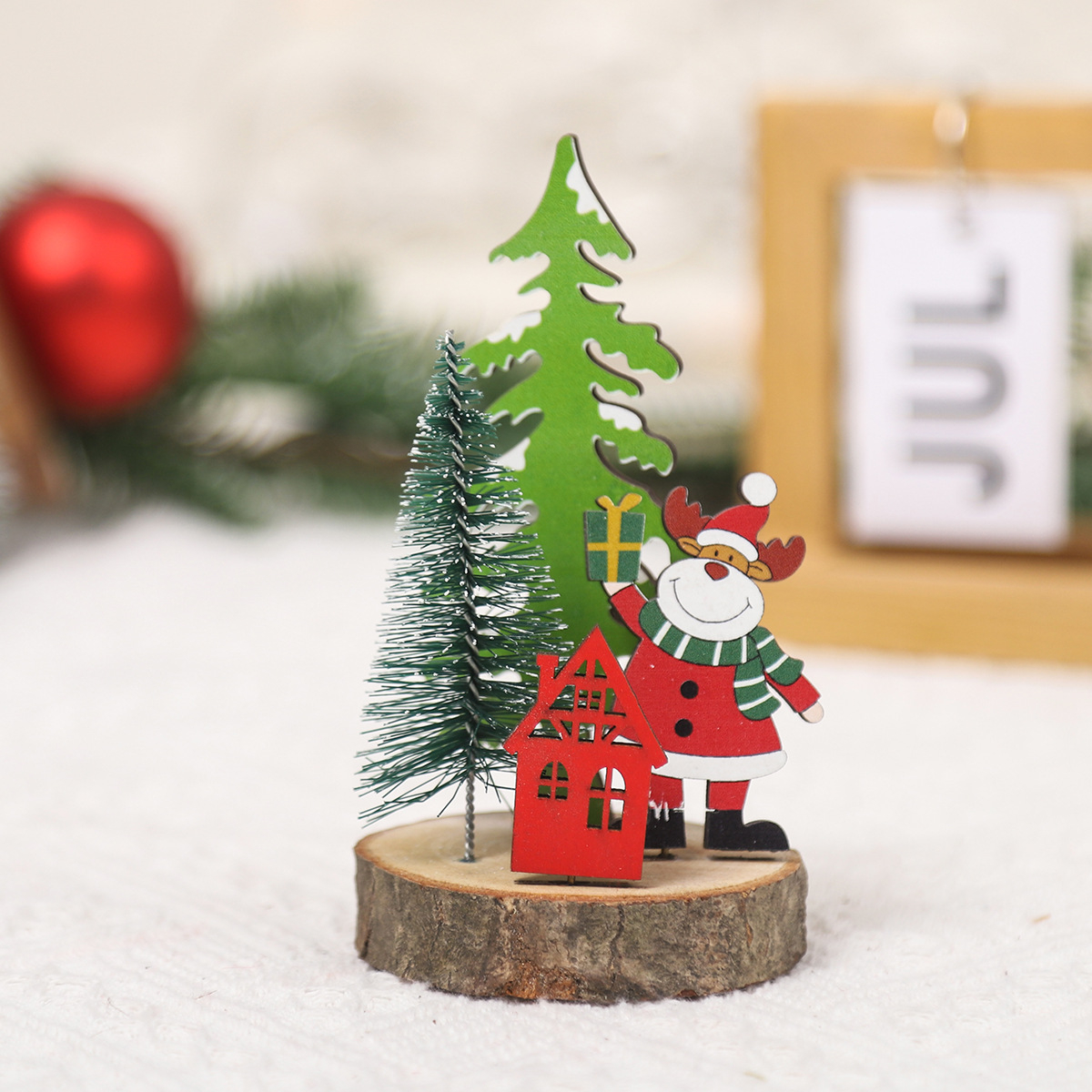 Деревянные новогодние игрушки: экологичный выбор для корпоративного подарка