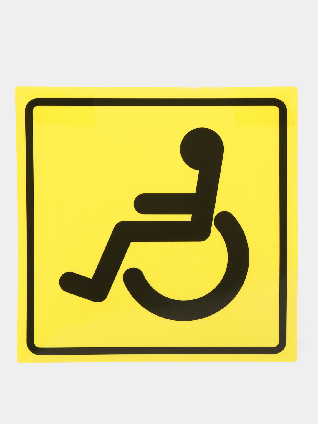 Автомобиль со знаком инвалид. Знак «инвалид». Табличка для инвалидов. Наклейка инвалид. Инвалид знак на машину.