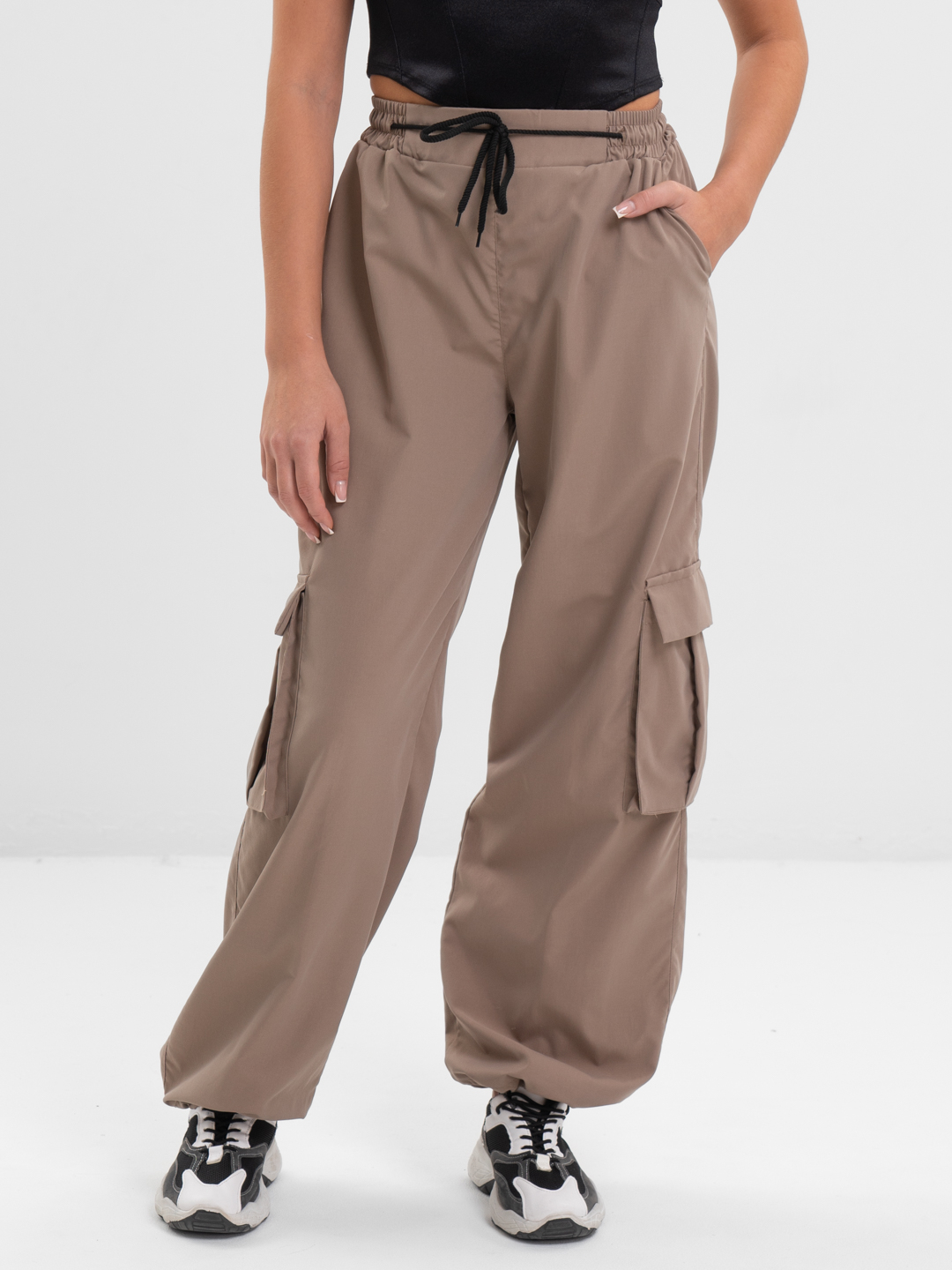 Спортивные брюки карго на резинке с накладными карманами купить по цене1499 ₽ в интернет-магазине KazanExpress